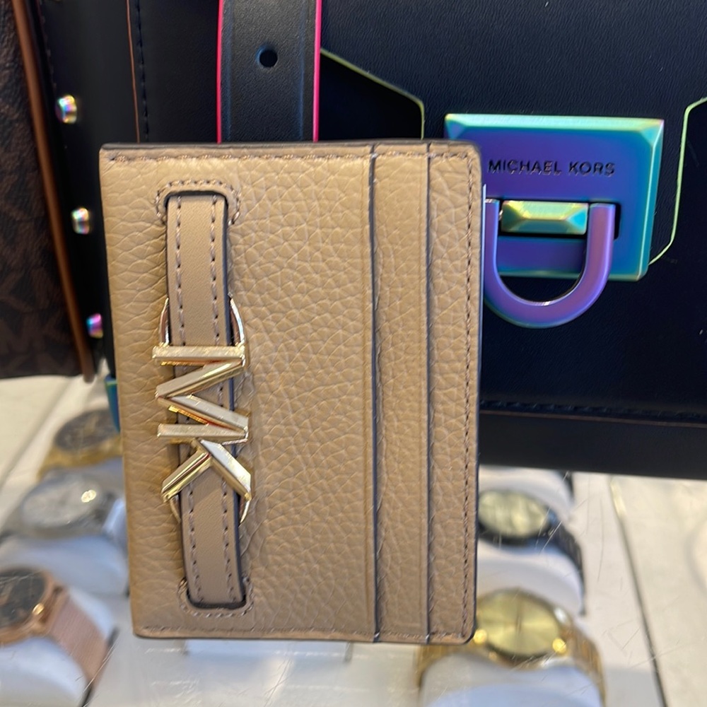 MICHAEL KORS
Reed Large Pebbled Leather Card Holder Case Wallet
COLOR: CAMEL
NWT